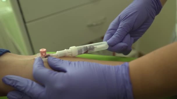 Zdravotní sestra podstupuje krevní testy — Stock video