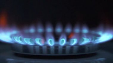 Mutfak sobası üzerinde yanan gaz. Gaz yangınLarını yavaş kapatma