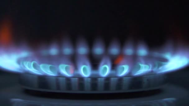 Quemando gas en una cocina. Apagando lentamente el fuego de gas — Vídeo de stock