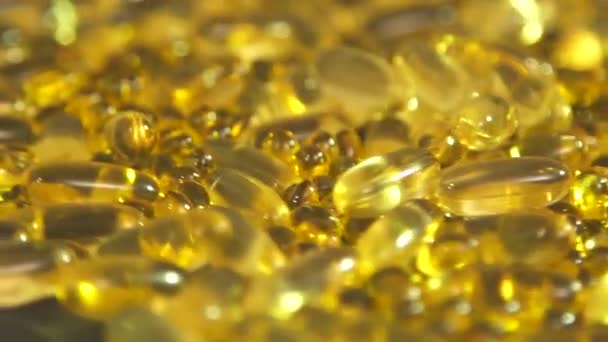 Fish oil capsules are spinning — 图库视频影像