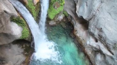 Küçük dağ Nehri üzerinde şelale