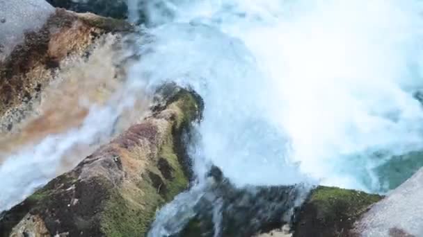 Cascada en el pequeño río de montaña — Vídeo de stock