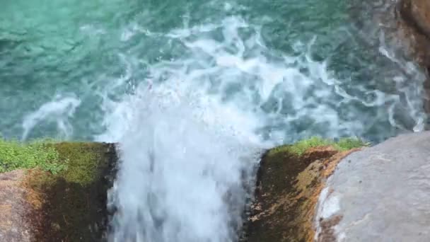 Wasserfall am kleinen Gebirgsfluss — Stockvideo