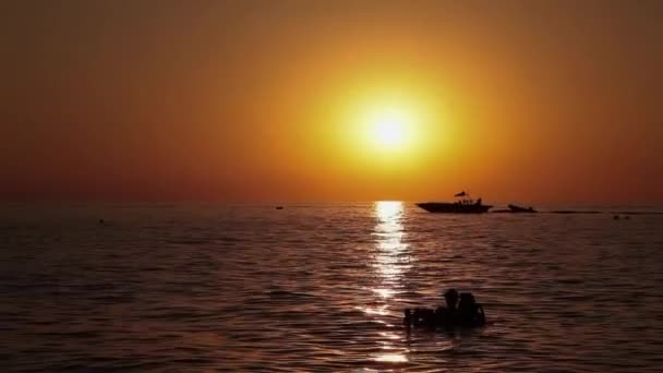 Barco está navegando no pôr do sol no mar — Vídeo de Stock