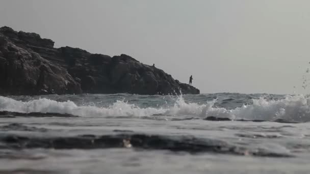 Fishermen fish on the on the rocks. — Stockvideo