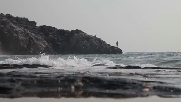 Pescadores pescan en las rocas . — Vídeo de stock