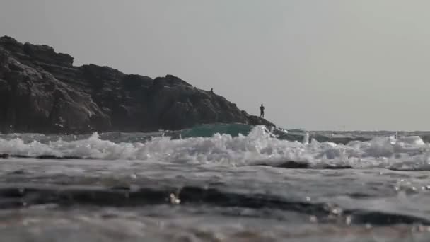 Pescadores pescan en las rocas . — Vídeo de stock