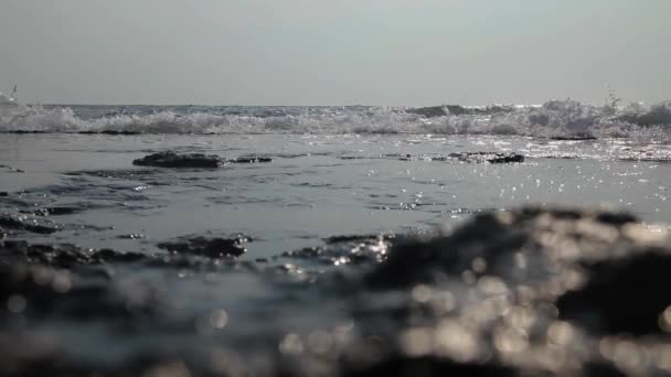 Морские волны бьют по скалам — стоковое видео