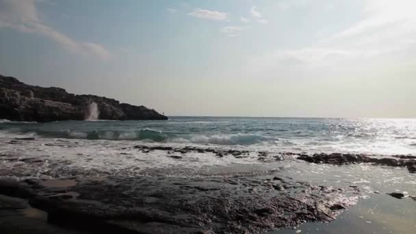 Fale morskie uderzają w skały — Wideo stockowe
