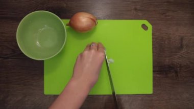 Kadın elleri soğanı kesiyor