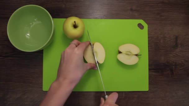 Kvinna händer skära ett äpple — Stockvideo