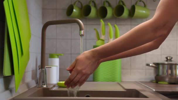 Lavarsi le mani con acqua del sapone — Video Stock