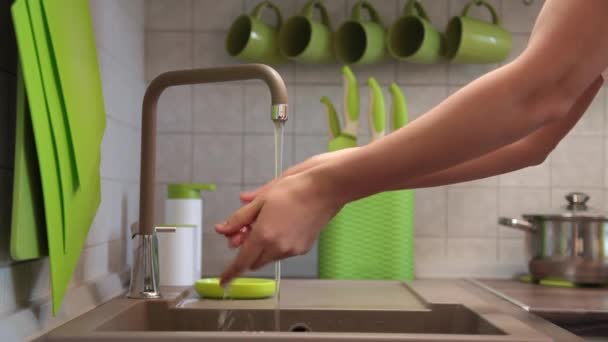 Lavarsi le mani con acqua del sapone — Video Stock