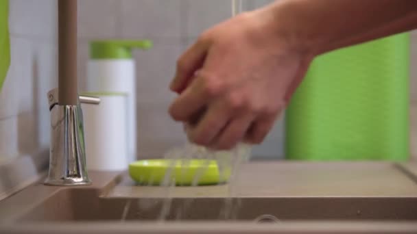 Мытье рук с мыльной водой — стоковое видео