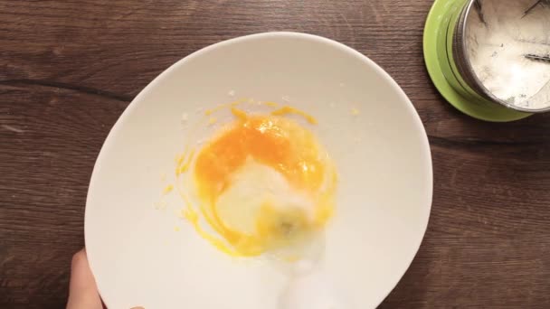Hände schlagen das Ei mit einem Mixer in einer Schüssel — Stockvideo