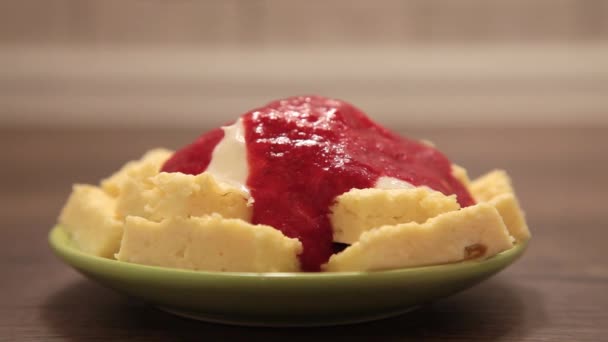 Syrnikiki con pinchazo de mermelada de fresa en un tenedor — Vídeos de Stock