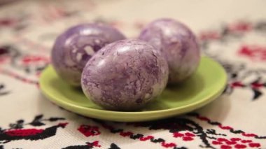 Doğu için renkli mor yumurtalar.