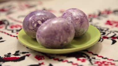 Doğu için renkli mor yumurtalar.