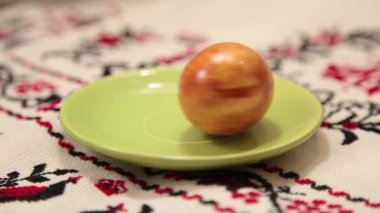 Paskalya için renkli turuncu yumurta dönüyor.