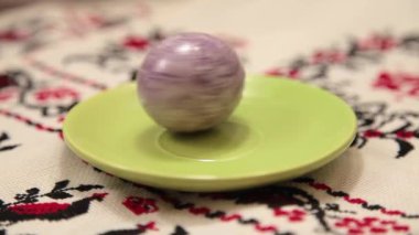 Paskalya için renkli menekşe yumurtası dönüyor