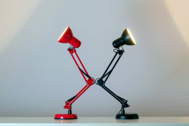 Kırmızı ve siyah masa lambası