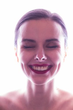 Kırmızı dudaklı güzel genç kız stüdyo resmi beyaz arka plan