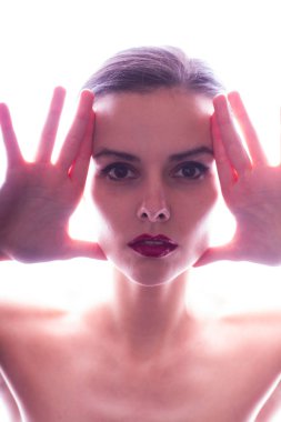 Kırmızı dudaklı güzel genç kız stüdyo resmi beyaz arka plan