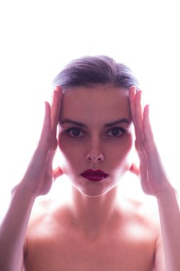 Kırmızı dudaklı güzel genç kız stüdyo resmi beyaz arka plan