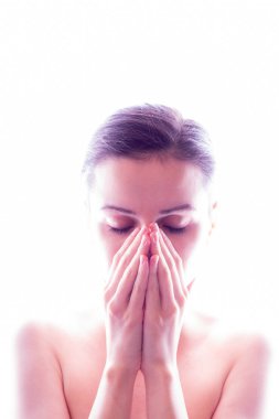 Kırmızı dudaklı güzel genç kız stüdyo resmi beyaz arka plan