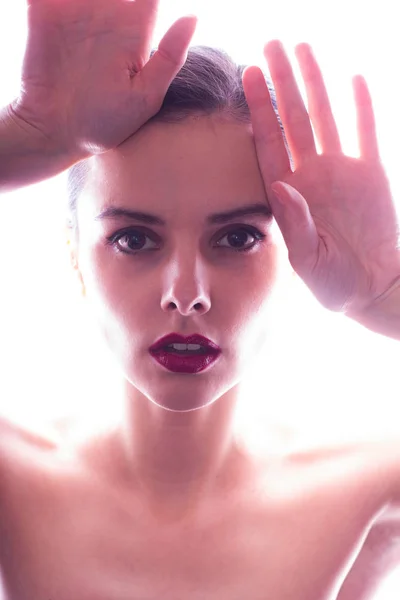 Hermosa Joven Con Labios Rojos Estudio Retrato Fondo Blanco — Foto de Stock