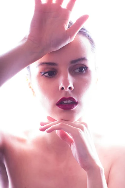 Hermosa Joven Con Labios Rojos Estudio Retrato Fondo Blanco — Foto de Stock