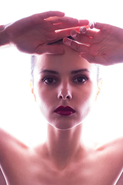 Hermosa Joven Con Labios Rojos Estudio Retrato Fondo Blanco — Foto de Stock