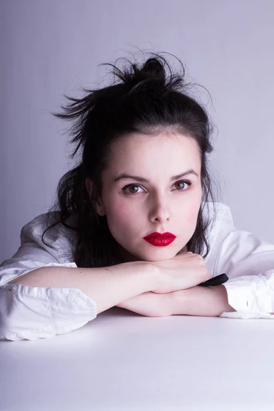 Piękna Młoda Dziewczyna Białej Koszuli Białym Tle Czerwoną Szminką Ustach — Zdjęcie stockowe