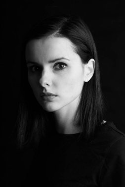 güzel genç kız siyah beyaz portre, stüdyo siyah arka plan