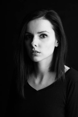 güzel genç kız siyah beyaz portre, stüdyo siyah arka plan