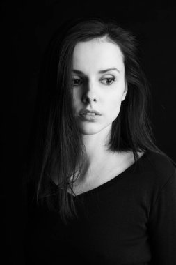 güzel genç kız siyah beyaz portre, stüdyo siyah arka plan