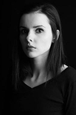 güzel genç kız siyah beyaz portre, stüdyo siyah arka plan