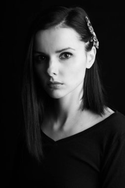 güzel genç kız siyah beyaz portre, stüdyo siyah arka plan