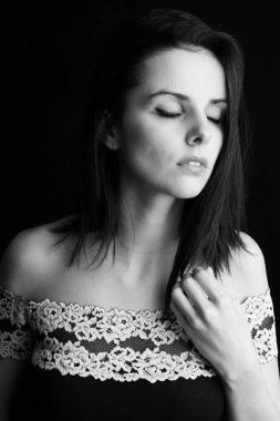 güzel genç kız siyah beyaz portre, stüdyo siyah arka plan