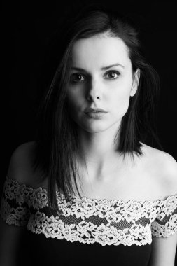 güzel genç kız siyah beyaz portre, stüdyo siyah arka plan