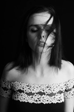 güzel genç kız siyah beyaz portre, stüdyo siyah arka plan