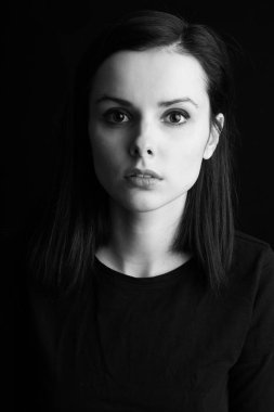 güzel genç kız siyah beyaz portre, stüdyo siyah arka plan