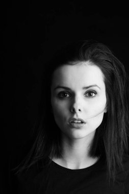 güzel genç kız siyah beyaz portre, stüdyo siyah arka plan