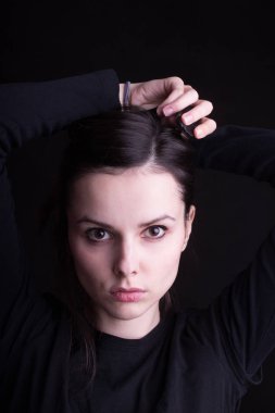 Güzel genç kız portresi stüdyo siyah arka plan