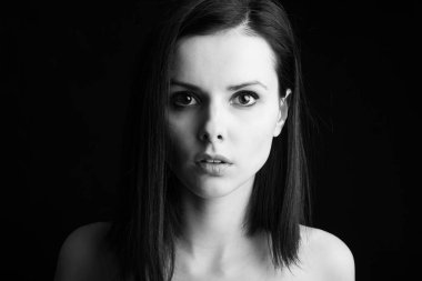 güzel genç kız siyah beyaz portre, stüdyo siyah arka plan