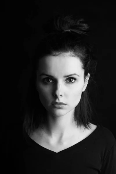 美丽的年轻女孩黑白肖像 工作室黑色背景 — 图库照片
