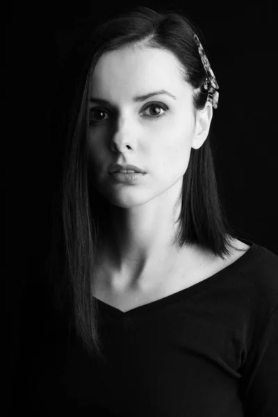 Schöne Junge Mädchen Schwarz Weiß Porträt Studio Schwarzen Hintergrund — Stockfoto