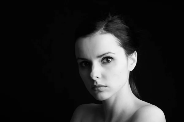 Красива Молода Дівчина Чорно Білий Портрет Студійний Чорний Фон — стокове фото