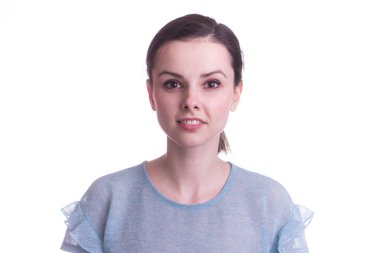 Beyaz arkaplanda mavi tişörtlü güzel bir kız.