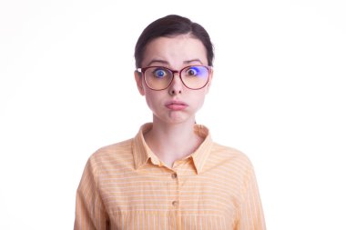 Sarı tişörtlü güzel duygusal kız ve beyaz arka planda görüş için gözlük.